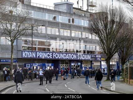 Londra, Regno Unito. 01st Feb, 2020. I sostenitori si riuniscono prima della partita del Campionato EFL Sky Bet tra Queens Park Rangers e Bristol City al Kiyan Prince Foundation Stadium, Londra, Inghilterra, il 1° febbraio 2020. Foto Di Phil Hutchinson. Solo uso editoriale, licenza richiesta per uso commerciale. Nessun utilizzo nelle scommesse, nei giochi o nelle singole pubblicazioni di club/campionato/giocatore. Credit: Uk Sports Pics Ltd/Alamy Live News Foto Stock