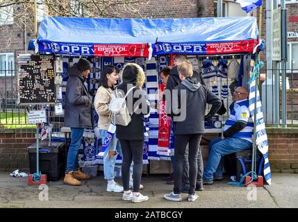 Londra, Regno Unito. 01st Feb, 2020. I sostenitori si riuniscono prima della partita del Campionato EFL Sky Bet tra Queens Park Rangers e Bristol City al Kiyan Prince Foundation Stadium, Londra, Inghilterra, il 1° febbraio 2020. Foto Di Phil Hutchinson. Solo uso editoriale, licenza richiesta per uso commerciale. Nessun utilizzo nelle scommesse, nei giochi o nelle singole pubblicazioni di club/campionato/giocatore. Credit: Uk Sports Pics Ltd/Alamy Live News Foto Stock