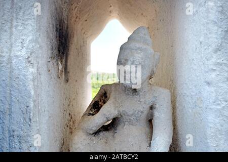 Dettaglio della statua presso la famosa Pagoda bianca di Hsinbyume, conosciuta anche come Pagoda di Myatheindan a Mingun Mandalay. Foto Stock