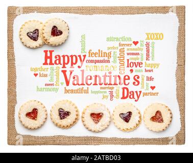 Happy Valentines Day Word cloud su una tela d'arte con biscotti cuore, che celebra l'amore e il concetto romanticismo Foto Stock