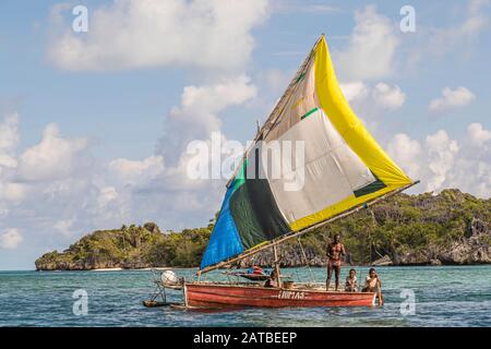 La Proa polinesiana è una barca a vela multi-scafo outrigger Foto Stock