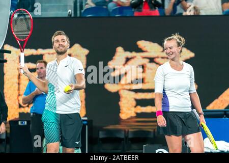 Melbourne, Australia. 1st Feb, 2020.Melbourne, Australia. 01st Feb, 2020. Nikola Mektic e Barbora Krejcikova festeggiano dopo aver vinto il Mixed Doubles Championship durante il 2020 Australian Open Tennis Championship il giorno 13 al Melbourne Park Tennis Centre di Melbourne, Australia. 1 Feb 2020. ( © Andy Cheung/Arck Images/Arckimages.com/Uk Tennis Magazine/International Sports Fotos) Credito: Roger Parker/Alamy Live News Foto Stock