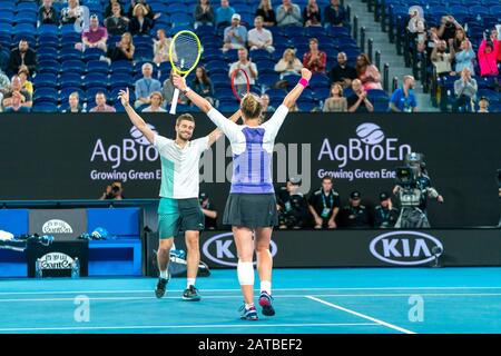 Melbourne, Australia. 1st Feb, 2020.Melbourne, Australia. 01st Feb, 2020. Nikola Mektic e Barbora Krejcikova festeggiano dopo aver vinto il Mixed Doubles Championship durante il 2020 Australian Open Tennis Championship il giorno 13 al Melbourne Park Tennis Centre di Melbourne, Australia. 1 Feb 2020. ( © Andy Cheung/Arck Images/Arckimages.com/Uk Tennis Magazine/International Sports Fotos) Credito: Roger Parker/Alamy Live News Foto Stock