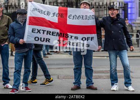 I sostenitori della Brexit arrabbiati che cantano messaggi anti-Europa a favore dei rimanenti UE il giorno della Brexit, 31 gennaio 2020, a Londra, Regno Unito. Bandiera dell'Inghilterra. Slogan degli estremisti Foto Stock