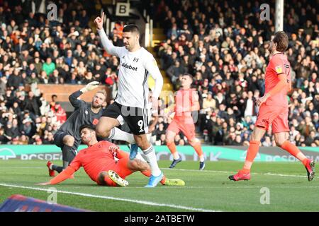 Londra, Regno Unito. 01st Feb, 2020. Aleksandar Mitrović di Fulham segna per farlo 3-0 durante la partita EFL Sky Bet Championship tra Fulham e Huddersfield Town a Craven Cottage, Londra, Inghilterra, il 1° febbraio 2020. Foto Di Ken Sparks. Solo uso editoriale, licenza richiesta per uso commerciale. Nessun utilizzo nelle scommesse, nei giochi o nelle singole pubblicazioni di club/campionato/giocatore. Credit: Uk Sports Pics Ltd/Alamy Live News Foto Stock