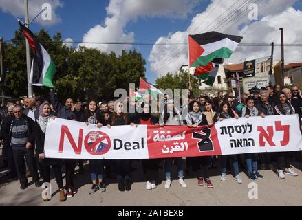 Baqa El Garbiya, West Bank. 01st Feb, 2020. . Gli arabi israeliani portano una bandiera in una marcia di protesta contro il piano di pace del Medio Oriente del presidente degli Stati Uniti Donald Trump a Baqa el-Garbiya, Israele, sabato 1 febbraio 2020. Il piano Trump comprende una sezione che getta le basi per il trasferimento e la revoca della cittadinanza di dieci comunità arabe israeliane al futuro Stato palestinese. Foto di Debbie Hill/UPI Credit: UPI/Alamy Live News Foto Stock