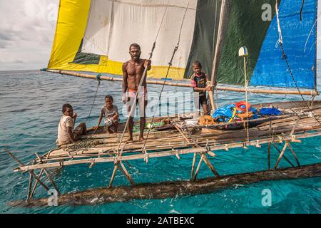 La Proa polinesiana è una barca a vela multi-scafo outrigger Foto Stock