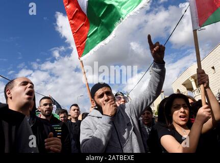 Baqa El Garbiya, West Bank. 01st Feb, 2020. . Gli arabi israeliani gridano slogan durante una marcia di protesta contro il piano di pace in Medio Oriente del presidente degli Stati Uniti Donald Trump a Baqa el-Garbiya, Israele, sabato 1 febbraio 2020. Il piano Trump comprende una sezione che getta le basi per il trasferimento e la revoca della cittadinanza di dieci comunità arabe israeliane al futuro Stato palestinese. Foto di Debbie Hill/UPI Credit: UPI/Alamy Live News Foto Stock