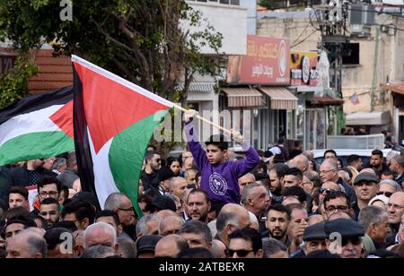 Baqa El Garbiya, West Bank. 01st Feb, 2020. . Un ragazzo arabo israeliano sventola una bandiera palestinese in una marcia di protesta contro il piano di pace del Medio Oriente del presidente degli Stati Uniti Donald Trump a Baqa el-Garbiya, Israele, sabato 1 febbraio 2020. Il piano Trump comprende una sezione che getta le basi per il trasferimento e la revoca della cittadinanza di dieci comunità arabe israeliane al futuro Stato palestinese. Foto di Debbie Hill/UPI Credit: UPI/Alamy Live News Foto Stock