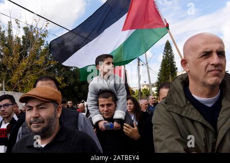 Baqa El Garbiya, West Bank. 01st Feb, 2020. . Gli arabi israeliani portano una bandiera palestinese in una marcia di protesta contro il piano di pace del Medio Oriente del presidente degli Stati Uniti Donald Trump a Baqa el-Garbiya, Israele, sabato 1 febbraio 2020. Il piano Trump comprende una sezione che getta le basi per il trasferimento e la revoca della cittadinanza di dieci comunità arabe israeliane al futuro Stato palestinese. Foto di Debbie Hill/UPI Credit: UPI/Alamy Live News Foto Stock