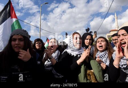 Baqa El Garbiya, West Bank. 01st Feb, 2020. . Gli arabi israeliani gridano slogan durante una marcia di protesta contro il piano di pace in Medio Oriente del presidente degli Stati Uniti Donald Trump a Baqa el-Garbiya, Israele, sabato 1 febbraio 2020. Il piano Trump comprende una sezione che getta le basi per il trasferimento e la revoca della cittadinanza di dieci comunità arabe israeliane al futuro Stato palestinese. Foto di Debbie Hill/UPI Credit: UPI/Alamy Live News Foto Stock