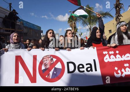 Baqa El Garbiya, West Bank. 01st Feb, 2020. . Gli arabi israeliani portano una bandiera a leggere "NESSUN Accordo" in una marcia di protesta contro il piano di pace del Medio Oriente del presidente degli Stati Uniti Donald Trump a Baqa el-Garbiya, Israele, sabato 1 febbraio 2020. Il piano Trump comprende una sezione che getta le basi per il trasferimento e la revoca della cittadinanza di dieci comunità arabe israeliane al futuro Stato palestinese. Foto di Debbie Hill/UPI Credit: UPI/Alamy Live News Foto Stock