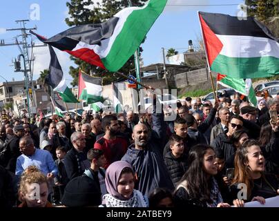 Baqa El Garbiya, West Bank. 01st Feb, 2020. . Gli arabi israeliani portano bandiere palestinesi in una marcia di protesta contro il piano di pace del Medio Oriente del presidente degli Stati Uniti Donald Trump a Baqa el-Garbiya, Israele, sabato 1 febbraio 2020. Il piano Trump comprende una sezione che getta le basi per il trasferimento e la revoca della cittadinanza di dieci comunità arabe israeliane al futuro Stato palestinese. Foto di Debbie Hill/UPI Credit: UPI/Alamy Live News Foto Stock