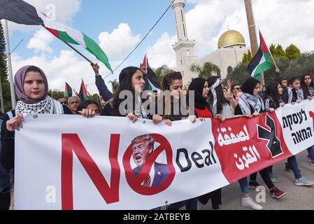 Baqa El Garbiya, West Bank. 01st Feb, 2020. . Gli arabi israeliani portano una bandiera in una marcia di protesta contro il piano di pace del Medio Oriente del presidente degli Stati Uniti Donald Trump a Baqa el-Garbiya, Israele, sabato 1 febbraio 2020. Il piano Trump comprende una sezione che getta le basi per il trasferimento e la revoca della cittadinanza di dieci comunità arabe israeliane al futuro Stato palestinese. Foto di Debbie Hill/UPI Credit: UPI/Alamy Live News Foto Stock