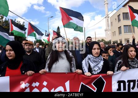 Baqa El Garbiya, West Bank. 01st Feb, 2020. . Gli arabi israeliani portano una bandiera in una marcia di protesta contro il piano di pace del Medio Oriente del presidente degli Stati Uniti Donald Trump a Baqa el-Garbiya, Israele, sabato 1 febbraio 2020. Il piano Trump comprende una sezione che getta le basi per il trasferimento e la revoca della cittadinanza di dieci comunità arabe israeliane al futuro Stato palestinese. Foto di Debbie Hill/UPI Credit: UPI/Alamy Live News Foto Stock