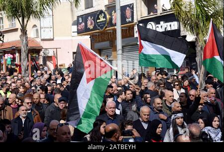 Baqa El Garbiya, West Bank. 01st Feb, 2020. . Gli arabi israeliani portano bandiere palestinesi in marcia di protesta contro il piano di pace del Medio Oriente del presidente degli Stati Uniti Donald Trump a Baqa el-Garbiya, Israele, sabato 1 febbraio 2020. Il piano Trump comprende una sezione che getta le basi per il trasferimento e la revoca della cittadinanza di dieci comunità arabe israeliane al futuro Stato palestinese. Foto di Debbie Hill/UPI Credit: UPI/Alamy Live News Foto Stock