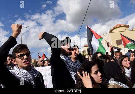 Baqa El Garbiya, West Bank. 01st Feb, 2020. . Gli arabi israeliani gridano slogan durante una marcia di protesta contro il piano di pace in Medio Oriente del presidente degli Stati Uniti Donald Trump a Baqa el-Garbiya, Israele, sabato 1 febbraio 2020. Il piano Trump comprende una sezione che getta le basi per il trasferimento e la revoca della cittadinanza di dieci comunità arabe israeliane al futuro Stato palestinese. Foto di Debbie Hill/UPI Credit: UPI/Alamy Live News Foto Stock