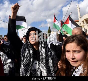 Baqa El Garbiya, West Bank. 01st Feb, 2020. . Gli arabi israeliani gridano slogan durante una marcia di protesta contro il piano di pace in Medio Oriente del presidente degli Stati Uniti Donald Trump a Baqa el-Garbiya, Israele, sabato 1 febbraio 2020. Il piano Trump comprende una sezione che getta le basi per il trasferimento e la revoca della cittadinanza di dieci comunità arabe israeliane al futuro Stato palestinese. Foto di Debbie Hill/UPI Credit: UPI/Alamy Live News Foto Stock