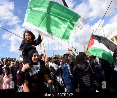 Baqa El Garbiya, West Bank. 01st Feb, 2020. . Un arabo israeliano porta la figlia in una marcia di protesta contro il piano di pace del Medio Oriente del presidente degli Stati Uniti Donald Trump a Baqa el-Garbiya, Israele, sabato 1 febbraio 2020. Il piano Trump comprende una sezione che getta le basi per il trasferimento e la revoca della cittadinanza di dieci comunità arabe israeliane al futuro Stato palestinese. Foto di Debbie Hill/UPI Credit: UPI/Alamy Live News Foto Stock