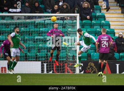 Easter Road Stadium, Edimburgo, Midlothian, Regno Unito. 1st Feb, 2020. Scottish Premiership - Hibernian Contro St Mirren. Easter Road Stadium, Edimburgo, Midlothian, Regno Unito. 01/02/2020. PIC show: HibsÕ attaccante, Chris Doidge, testa a casa l'equalizzatore durante la 1st metà come Hibs giocare ospite a St Mirren in Scottish Premiership presso lo Easter Road Stadium, Edimburgo. Merito: Ian Jacobs/Alamy Live News Foto Stock