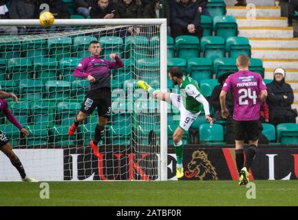 Easter Road Stadium, Edimburgo, Midlothian, Regno Unito. 1st Feb, 2020. Scottish Premiership - Hibernian Contro St Mirren. Easter Road Stadium, Edimburgo, Midlothian, Regno Unito. 01/02/2020. PIC show: HibsÕ attaccante, Chris Doidge, testa a casa l'equalizzatore durante la 1st metà come Hibs giocare ospite a St Mirren in Scottish Premiership presso lo Easter Road Stadium, Edimburgo. Merito: Ian Jacobs/Alamy Live News Foto Stock