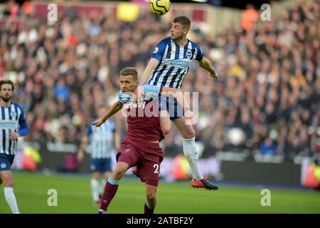 London Stadium, Regno Unito. 1st Feb, 2020. Tomas Soucek di West Ham Utd e Adam Webster di Brighton durante il West Ham vs Brighton, partita della Premier League allo stadio di Londra 1st febbraio 2020-USO EDITORIALE solo Nessun utilizzo con audio, video, dati, liste di fixture (al di fuori dell'UE), logo club/campionato o servizi 'live'. Uso on-line in-match limitato a 45 immagini (15 in tempo extra). Non utilizzare per emulare le immagini in movimento. Nessun utilizzo nelle scommesse, nei giochi o nelle singole pubblicazioni/servizi di club/campionato/giocatore - credito: Martin DALTON/Alamy Live News Foto Stock