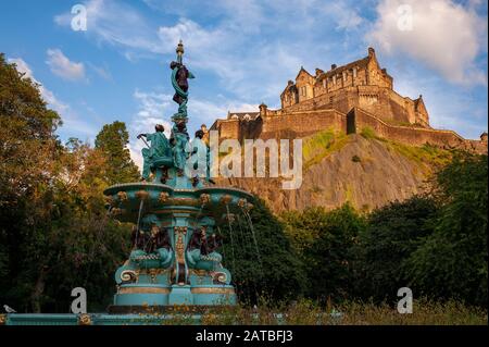 Castello di Edimburgo e Ross Fountain, come si vede da Princes Street Gradens. Fotografia di viaggio/paesaggio urbano di Edimburgo di Pep Masip. Foto Stock