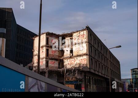 Edificio accanto a John Lewis e partner in fase di demolizione prima della costruzione di un nuovo centro commerciale su Leith Street. Città di Edimburgo / viaggio Foto Stock