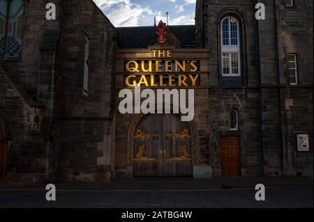 Ingresso alla galleria della Regina e firma nel palazzo Holyrood di Edimburgo. Fotografia di viaggio/paesaggio urbano di Edimburgo di Pep Masip. Foto Stock