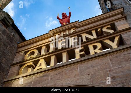 Ingresso alla galleria della Regina e firma nel palazzo Holyrood di Edimburgo. Fotografia di viaggio/paesaggio urbano di Edimburgo di Pep Masip. Foto Stock
