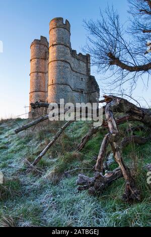 Rovine del castello di Donnington all'alba, la mattina invernale gelida, Newbury, West Berkshire, Inghilterra, Regno Unito, Europa Foto Stock