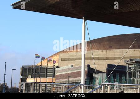 Una fotografia delle bandiere al di fuori dell'Assemblea nazionale per il Galles, Cardiff Bay, Cardiff, UK, il 1st febbraio 2020, il giorno dopo che il Regno Unito ha lasciato l'UE. Foto Stock