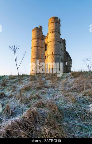 Rovine del castello di Donnington all'alba, la mattina invernale gelida, Newbury, West Berkshire, Inghilterra, Regno Unito, Europa Foto Stock