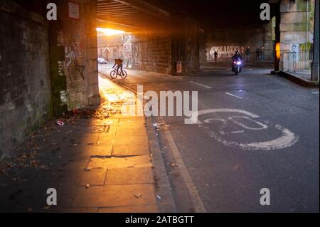 Tramonto sotto il ponte di Abbeyhill strada vicino al Palazzo Hloyrood. Fotografia di viaggio/paesaggio urbano di Edimburgo di Pep Masip. Foto Stock