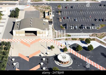 Irvine, CALIFORNIA - 31 JAN 2020: Veduta aerea dell'Hangar e della giostra all'Orange County Great Park. Foto Stock