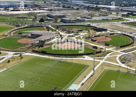 Irvine, CALIFORNIA - 31 JAN 2020: Veduta aerea dello Stadio Softball al Parco Grande della Contea di Orange. Foto Stock