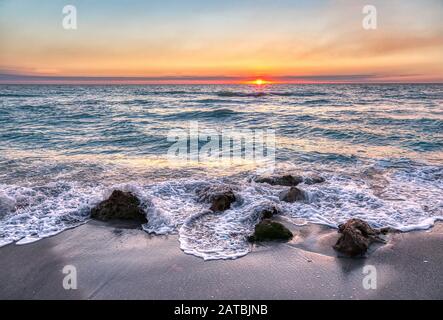Tramonto sul Golfo del Messico da Caspersen Beach in Florida Venezia Foto Stock