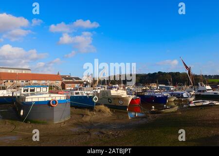 Woodbridge, Suffolk, Regno Unito - Febbraio 2020: Houseboats ormeggiati accanto al fiume Deben. Foto Stock