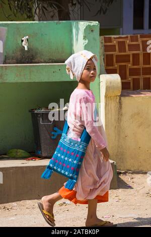 Giovane novizio nun alla Aung Myae Oo Monastica Free Education School, Sagaing, Mandalay, Myanmar (Birmania), Asia nel mese di febbraio Foto Stock