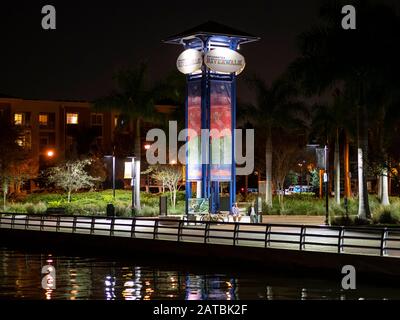 Immagini notturne lungo il lungofiume sul fiume Manatee a Bradenton, Florida Foto Stock