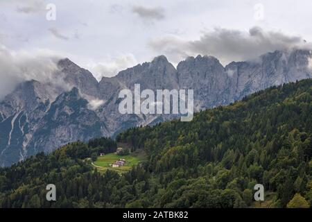 Vista sulla frazione di Masoch al Piz de Sagron nel Cimonega delle Dolomiti, provincia di Belluno, Veneto , Italia Foto Stock