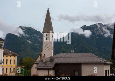 Il paese di Gosaldo nelle Dolomiti, provincia di Belluno, Veneto, Italia Foto Stock