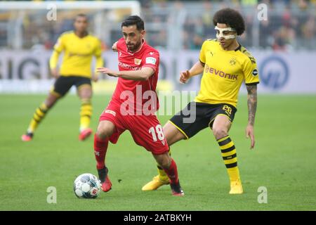 1 febbraio 2020: Dortmund, GERMANIA - 1 FEBBRAIO 2020: Yunus Malli (Unione Berlino) e Leonardo Balerdi (Borussia Dortmund) combattono per la palla durante il 2019/20 Bundesliga tra Borussia Dortmund e Union Berlin al Signal Iduna Park. Credito: Federico Guerra Maranesi/Zuma Wire/Alamy Live News Foto Stock