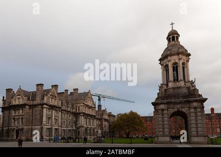 Dublino, Irlanda - 10 Novembre 2019: Il Campanile Del Trinity College E Dei Laureati Al Memorial Building Foto Stock