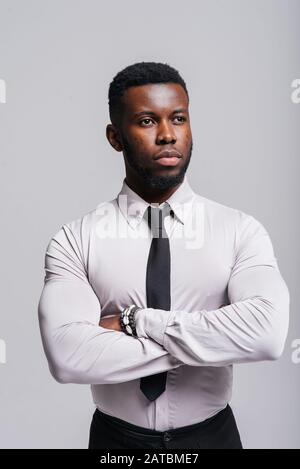 Ritratto di afro uomo d'affari americano vestito e cravatta isolato su sfondo bianco Foto Stock