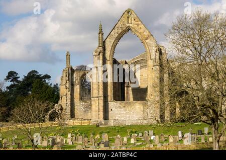 Bolton Abbey in Wharfedale, North Yorkshire, Inghilterra, prende il nome dalle rovine del XII secolo il monastero agostiniano ora noto come Bolton Prio Foto Stock