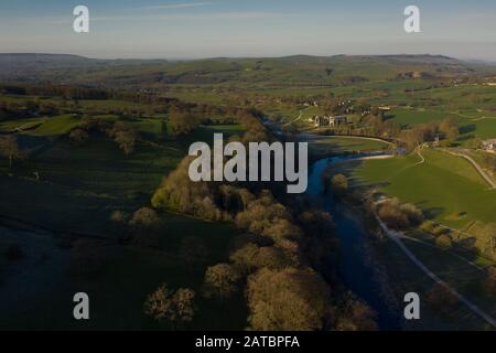 Bolton Abbey in Wharfedale, North Yorkshire, Inghilterra, prende il nome dalle rovine del XII secolo il monastero agostiniano ora noto come Bolton Prio Foto Stock