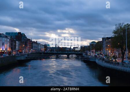 Dublino, Irlanda - 10 novembre 2019: Millennium Bridge al tramonto Foto Stock