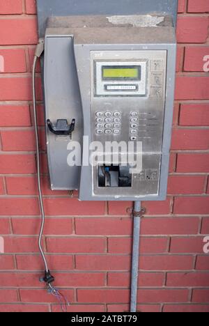 Un telefono a pagamento vandalizzato sulla stazione ferroviaria di Heworth, Inghilterra nord-orientale, Regno Unito Foto Stock