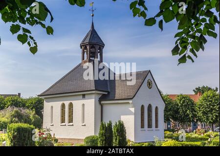 Piccola cappella bianca nel villaggio di Holm di Schleswig, Germania Foto Stock